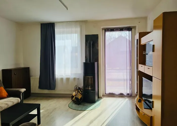 Grossartige 3 Zimmer Ferienwohnung Mit Kamin Und Garten Fuer 1-6 Personen